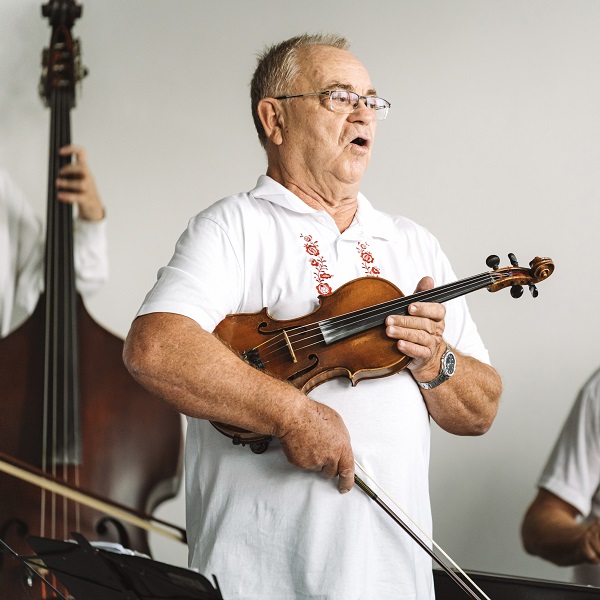 Posezení u cimbálu